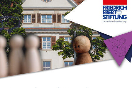 Eine Gruppe schematischer Spielfiguren vor einem Rathaus. Ihnen gegenüber eine Spielfigur mit gesenktem Kopf und traurigem Gesichtsausdruck.
