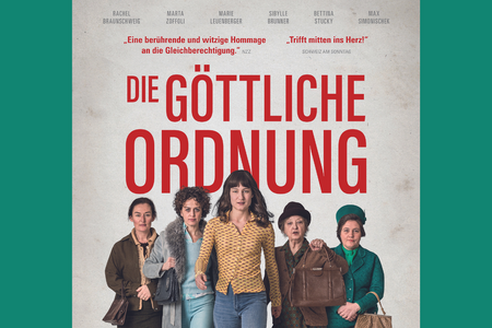 Das Bild zeigt die Überschrigt "Die göttliche Ordnung". Fünf Frauen gehen mit entschlossenem Blick in Richtung Kamera.