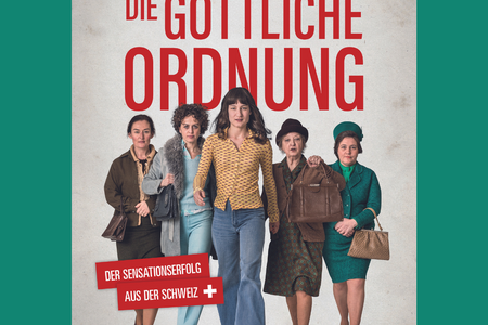 Fünf Frauen gehen mit entschlossenem Blick in Richtung Kamera