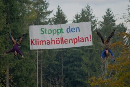 Filmstill_Von Menschen die auf Bäumes steigen