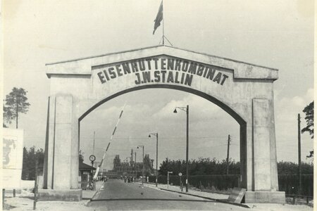 Werkstor 1953 mit Inschrift: Eisenhüttenkombinat J.W. Stalin Foto: ArcelorMittal Eisenhüttenstadt GmbH Werkstor 1953 mit Inschrift: Eisenhüttenkombinat J.W. Stalin Foto: ArcelorMittal Eisenhüttenstadt GmbH