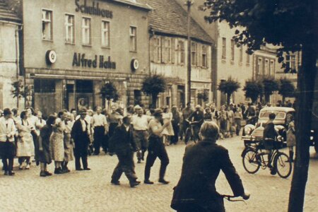 17. Juni 1953 in Wusterhausen/Dosse, Herr Behrendt (Mitte) führt den Demonstrationszug an; Foto: Sammlung Fenske/Wegemuseum