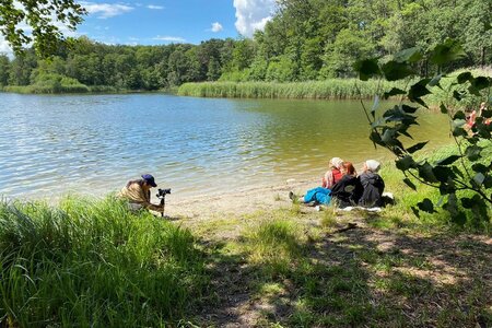 Dreh der dritten Folge unserer Webvideo-Reihe: Die Protagonstin Nura sitzt mit Freundinnen am See.