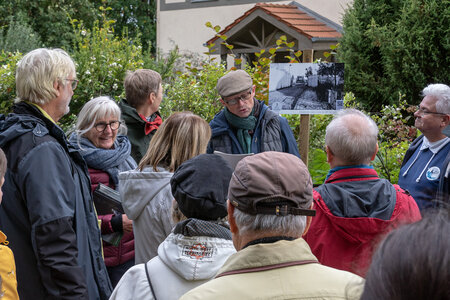 Rundgang durch die Ausstellung in Klein-Glienicke