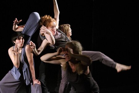 Die Schauspielerinnen stellen improvisiert eine Erzählung dar. 