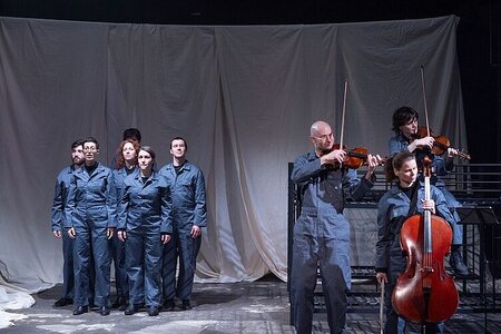 Ein Bild der Theateraufführung 'Ich bin mir selber fremd geworden'. Die Theateraufführung "Ich bin mir selber fremdgeworden" findet am 7. und 8. November 2025 in Berlin-Lichtenberg statt.