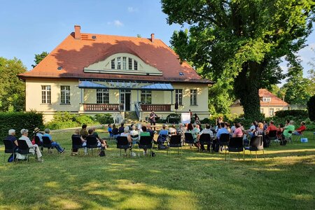 Das Haus der Landeszentrale während einer Open-Air Veranstaltung