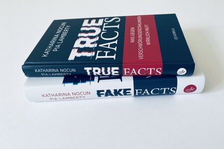 Die Bücher "Fake Facts" und "True Fracts" von Katharina Nocun und Pia Lamberty liegen übereinander.