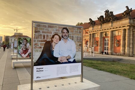 Ausstellungstafeln unter freiem Himmel in Potsdam 30 Jahre - 30 Paare