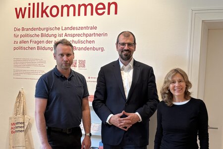 Minister Steffen Freiberg beim Besuch der Ausstellung "Napola Potsdam. Erziehung im Nationalsozialismus" in der Landeszentrale am 24.07.2025