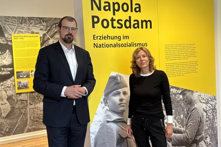 Minister Steffen Freiberg beim Besuch der Ausstellung "Napola Potsdam. Erziehung im Nationalsozialismus" in der Landeszentrale am 24.07.2025