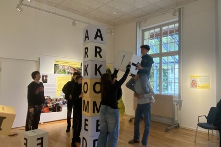 Rundgang einer Schulklasse durch die Ausstellung