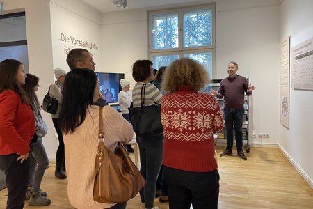 Begleiteter Rundgang durch die Ausstellung Haus ohne Grund mit Sebastian Stude