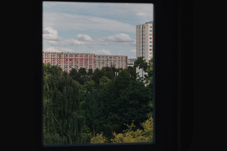 Blick aus dem Fenster einer Plattenbauwohnung