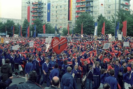 FDJ- Massenkundgebung zum Feierlichkeiten zum Nationalen Jugendfestival der DDR 1984