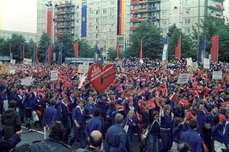 FDJ - Massenkundgebung zu Feierlichkeiten zum Nationalen Jugendfestival der DDR 1984; Quelle: BArch, MfS, ZAIG, Fo, Nr. 3716, Bild 31