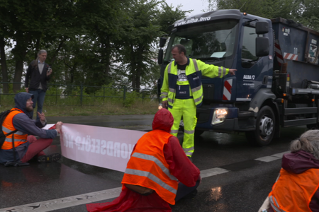 Kampf ums Klima_Aktivisten der Organisation 'Letzten Generation' in Berlin bei der Blockade der Autobahn 100 in Berlin im Juli 2022_1 (c) SWR