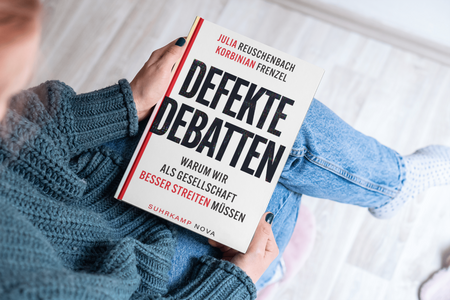 Buchcover "Defekte Debatten"