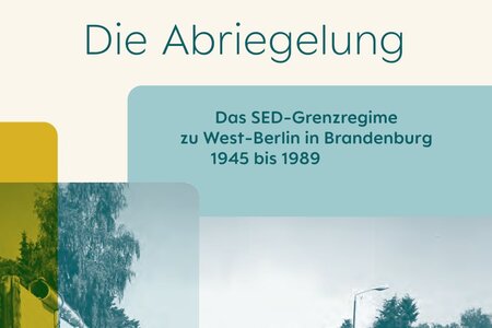 Ältere Frau schiebt Fahrrad im ehemaligen Grenzstreifen.