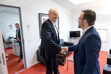 Ministerpräsident trifft CDU-Fraktion (hier im Landtag Brandenburg). Im Hintergrund immer präsent: Der Jahreskalender der Landeszentrale. 