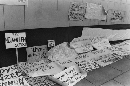 Nachwirkungen der Kommunalwahlen 1989: Bei der größten Demonstration in der DDR am 04.11.1989 in Berlin fordern die Bürgerinnen und Bürger freie Wahlen. Nachwirkungen der Kommunalwahlen 1989: Bei der größten Demonstration in der DDR am 04.11.1989 in Berlin fordern die Bürgerinnen und Bürger freie Wahlen.
