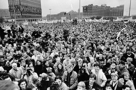 Demonstration am 4.11. auf dem Alexanderplatz. Tausende Menschen sind zu sehen.