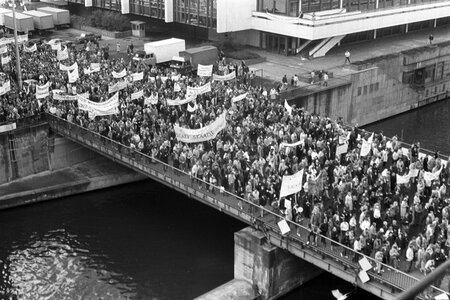Demonstrationszug vor dem Palast der Republik bei der Kundgebung gegen staatliche Gewalt und für Meinungs- und Versammlungsfreiheit am 4. November 1989 in Berlin-Mitte