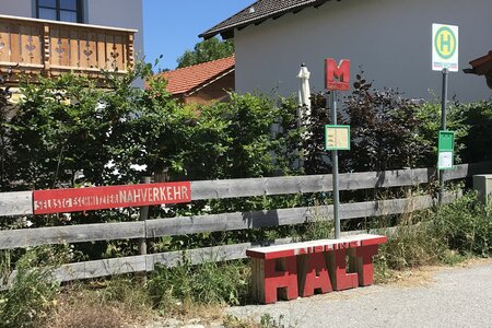 Selbstgeschnitzter Nahverkehr: Mitfahrbank Selbstgeschnitzter Nahverkehr: Mitfahrbank