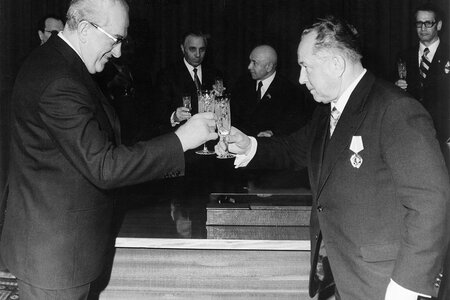 KGB-Chef Jurij Andropow (l.) und Erich Mielke beim Sektempfang anlässlich der Unterzeichnung der Kooperationsvereinbarung zwischen MfS und KGB in Berlin, 1973. KGB-Chef Jurij Andropow (l.) und Erich Mielke beim Sektempfang anlässlich der Unterzeichnung der Kooperationsvereinbarung zwischen MfS und KGB in Berlin, 1973.