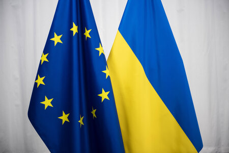 P-054980/00-05 EU-UA Flags