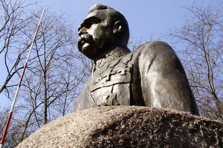 Denkmal von Józef Piłsudski in Turek, ausgelegt von Józef Gosławski