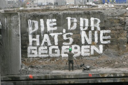 Graffiti auf dem Fundament des abgerissenen Palastes der Republik in Berlin "Die DDR hats nie gegeben"