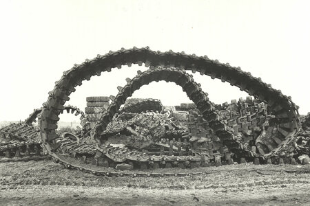 Foto "Panzerkette in der Märkischen Heide" von Susanne Müller, 1992