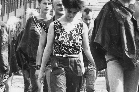 Schwar-Weiß Aufnahme von einer Gruppe jugendlicher und erwachsener Punks