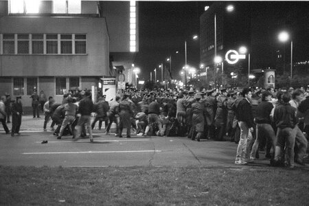 Übergriffe auf Demonstrierende durch Stasi und Volkspolizei