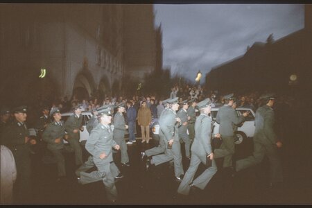 Ost-Berlin, 7. Oktober 1989: Die offiziellen Feiern zum 40. Jahrestag der DDR werden von Protesten begleitet. Volkspolizisten stürmen zum Palast der Republik, um die Demonstrationen zu unterbinden