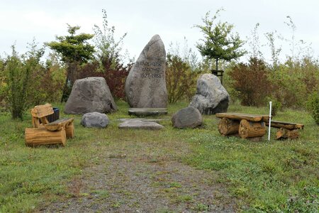 Wo früher der Ort Radeweise/ Radowiz lag, steht heute nur noch dieser Gedenkstein.