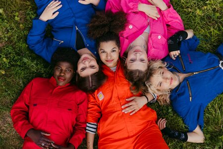 Frauen auf der Wiese liegend