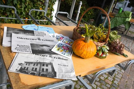 Die Zeitung auf einem Tisch