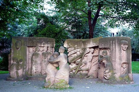 Skulpturengruppe von Ingeborg Hunzinger und Anna Franziska Schwarzbach zum Rosenstraßen-Protest in Berlin-Mitte, 1995