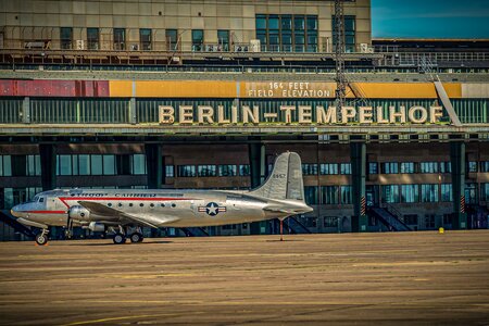 Transportflugzeug auf dem ehemaligen Flughafen Berlin Tempelhof