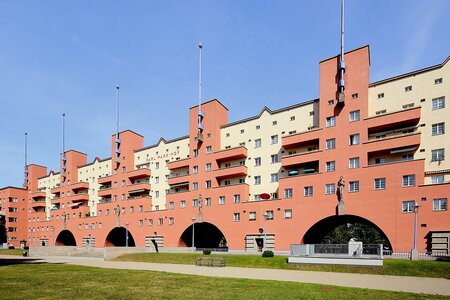 Auf dem Bild ist der rot-gelbe Gebäudekomplex des Karl-Marx- Hofs zu erkennen.