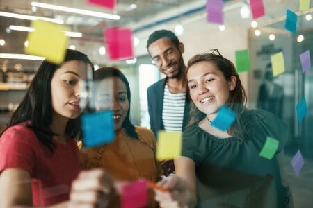 Team entwickelt Ideen mit Post-its