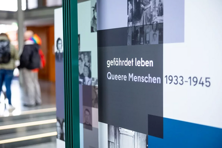 Blick in die Ausstellung "Gefährdet leben"