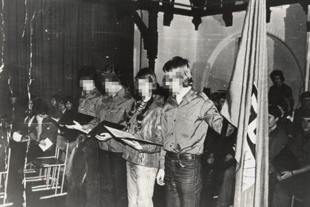 Stasi-Foto von jugendlicher Informantin (2. v. r.), Anfang 80er Jahre