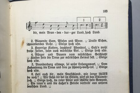 Ausschnitt aus dem Liederbuch für den „Bund Königin Luise“ von 1930, der die zwei Strophen der „Märkischen Heide“ mit Bezug zum Hakenkreuz und Nationalsozialismus zeigt.