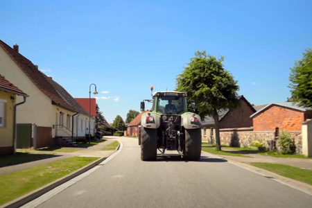 Traktor im Dorf