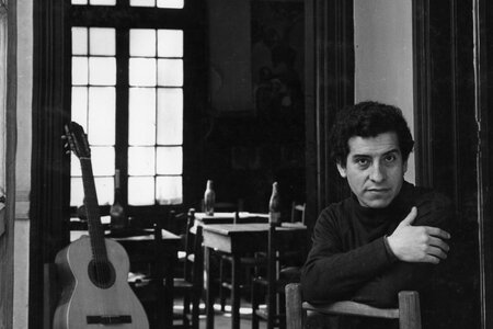 Victor Jara mit Gitarre