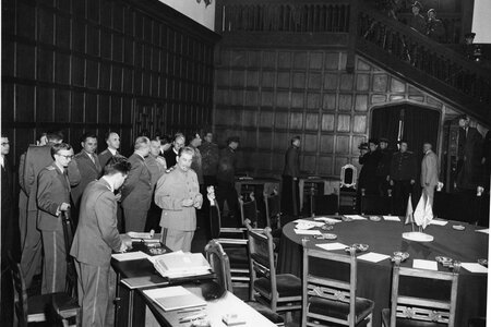Die sowjetische Delegation vor Beginn der dritten Plenarsitzung am 19. Juli 1945 ©United States Army Signal Corps, Harry S. Truman Library & Museum Die sowjetische Delegation vor Beginn der dritten Plenarsitzung am 19. Juli 1945 ©United States Army Signal Corps, Harry S. Truman Library & Museum