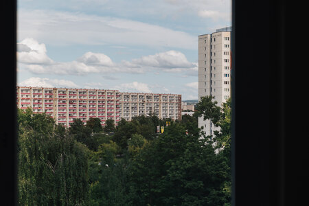Blick aus dem Fenster einer Plattenbauwohnung